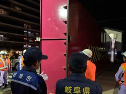 大宮・長良陸閘等操作訓練に出席し、あいさつ及び訓練視察（同所）