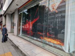 株式会社十六銀行東京支店のウィンドウディスプレイを活用した観光PR事業を視察。その後、同支店長 飛山健一氏ほかと面談(東京)