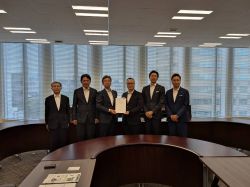 同じく、デジタル庁国民向けサービスグループ統括官 三浦明氏及び国民向けサービスグループ審議官 岡田智裕氏に自動運転社会実装推進に関する要望・提言書を提出及び意見交換(東京)