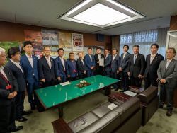 同じく、国土交通省国土交通副大臣 佐々木紀氏及び大臣官房審議官(公共交通政策、物流・自動車局担当) 原田修吾氏に自動運転社会実装推進に関する要望・提言書を提出及び意見交換(東京)