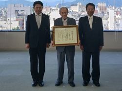 杉山幹夫氏に岐阜市名誉市民証を贈呈