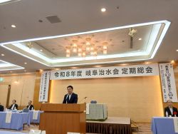 令和8年度岐阜治水会定期総会に出席し、あいさつ及び議事進行(岐阜グランドホテル)