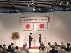 令和8年度岐阜市政功労表彰式にて、あいさつ及び表彰状を授与