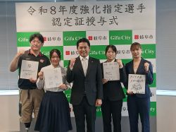 令和8年度強化指定選手認定証授与式にて、あいさつ及び認定証を授与