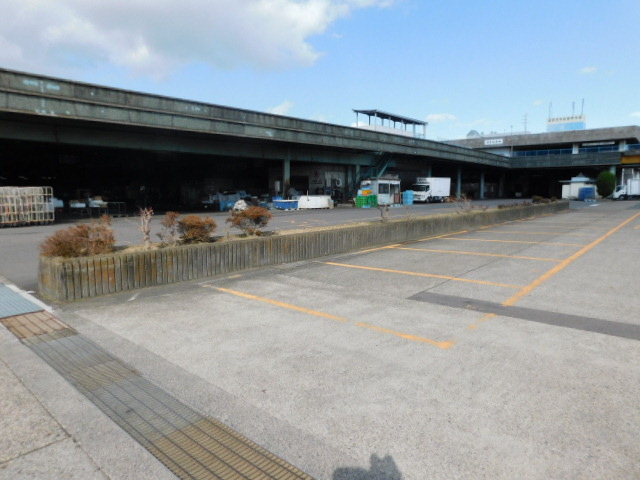 水産卸売場南側の駐車場の画像