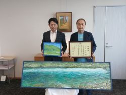 洋画家 青木年広氏からの岐阜市消防本部北消防署への絵画の寄附に対して感謝状を贈呈
