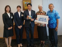 JICA海外協力隊派遣隊員 林礼子氏がカンボジア王国、多和田菫氏がマラウイ共和国への出発を報告。また、同派遣隊員 中谷剛氏、天野久雄氏がフィジー共和国からの帰国を報告