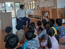 社会福祉法人桂福祉会ごうどこども園の新園舎を視察し、子どもたちに絵本の読み聞かせ
