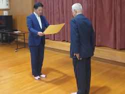深尾伸二氏からの岐阜市立岐阜特別支援学校の作業学習環境整備事業への寄附に対し、感謝状を贈呈。その後、同校を視察
