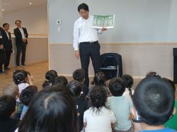 社会福祉法人蓮華会さば子ども園の新園舎を視察し、子どもたちに絵本の読み聞かせ