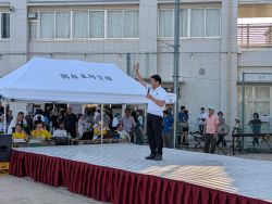 うずら夏まつりに出席し、あいさつ(鶉小学校)