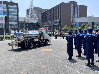 給水車出発