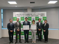 有限会社ウインドソックスとの「災害時等における避難所等へのレンタル資機材及び衛生サービスの提供に関する協定」締結式に出席し、あいさつ