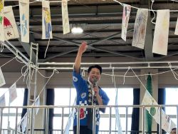 鏡島地区夏祭りに出席し、あいさつ（鏡島小学校）