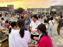 華陽夏まつりに出席し、あいさつ（華陽小学校）