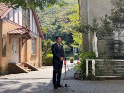 名和靖没後100年特別展「名和靖の生涯と功績」に出席し、あいさつ（名和記念昆虫館）