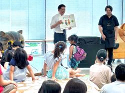 絵本でつむぐ未来プロジェクト～保育施設の絵本大募集～絵本読み聞かせイベントに出席し、あいさつ（みんなの森 ぎふメディアコスモス）