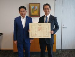 岐阜薬科大学キャンパス整備事業への寄附により紺綬褒章を受章した株式会社新日本科学に対する褒章伝達式
