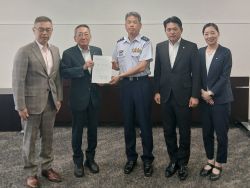 岐阜基地周辺市町連絡協議会委員として、同会長の各務原市長ほかとともに航空自衛隊岐阜基地司令 富岡慶充氏に要望書を提出(各務原市)