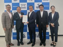 同、防衛省東海防衛支局 支局長 瀧本和彦氏に要望書を提出(愛知県名古屋市)