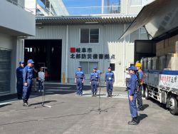 令和8年熊本地震における熊本県八代市への支援物資搬送の出発式にて、あいさつ(北部防災備蓄拠点)