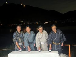 第4回ぎふ長良川花火大会実行委員会名誉会長として、点火カウントダウン。その後、花火を観賞(長良川右岸河川敷)