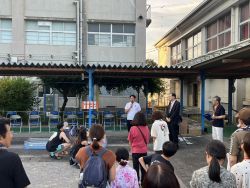 岩っこ夏まつりミニに出席し、あいさつ(岩小学校)