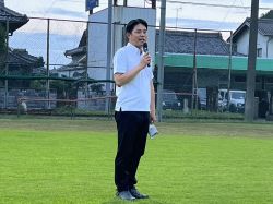 三輪北夏祭りに出席し、あいさつ(三輪北小学校)