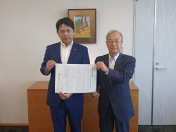 公益社団法人岐阜市シルバー人材センター理事長 小川欽市氏から地域社会に貢献するシルバー人材センターの決意と支援の要望書を受領