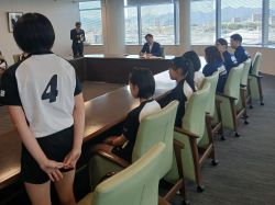 三里スポーツ少年団バレーボール部女子チーム「三里女子」がスミセイVitalityカップJVA第46回全日本バレーボール小学生大会への出場を報告
