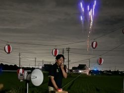 長森地区連結花火大会に出席し、あいさつ(ドラッグユタカ長森店南)