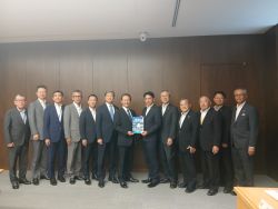岐阜県国道協会ほか10団体の会長として、ほか2団体と合同で、岐阜県知事 江崎禎英氏に要望及び意見交換