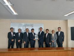 名鉄名古屋本線・各務原線鉄道立体化促進期成同盟会の会長として、国土交通省中部地方整備局建設部長 小倉佳彦氏に提言及び意見交換(愛知県名古屋市)