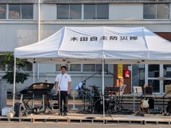 木田ふれあい夏祭りに出席し、あいさつ(木田小学校)