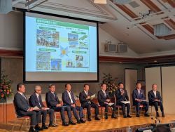 飛騨美濃合併150周年記念式典に出席し、パネルディスカッション(下呂市)