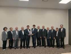 岐阜治水会会長として長良川橋梁架設推進協議会 と合同で、岐阜県県土整備部長 藤井忠直氏に要望及び意見交換