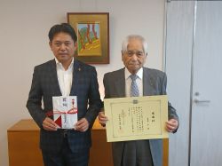 アプロ通信株式会社名誉会長 蓑島正氏からの絵本や保育用品の寄附に対し、感謝状を贈呈