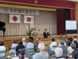 令和8年度本荘地区敬老会に出席し、あいさつ(本荘小学校)