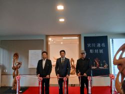 加藤栄三・東一記念美術館企画展「宮川達也 彫刻展」 開場式に出席し、あいさつ及びテープカット