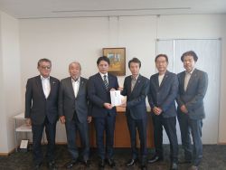 岐阜市水防協会会長 宮部清隆氏ほかが、熊本地震被災地への義援金を寄託