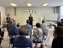 則武地区敬老会に出席し、あいさつ(則武小学校)