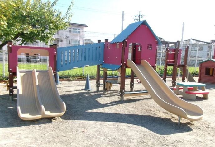 写真：保育所木製遊具改修