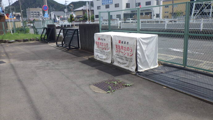 梅林中学校の土のうステーションの写真