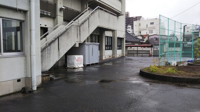 本荘小学校の土のうステーションの写真