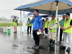 岐阜伊奈波ライオンズクラブ主催の長良川クリーンウォークに出席し、あいさつ(長良川公園)