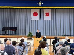 常磐校区敬老会に出席し、あいさつ(常磐小学校)