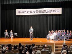 第78回岐阜市美術展覧会表彰式に出席し、あいさつ(岐阜市文化センター)