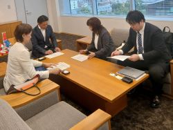 公益財団法人日本財団公益事業部アドバイザー 木村弥生氏及び元厚生労働省福岡労働局長 小野寺徳子氏ほかと面談