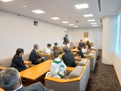 ぎふベジえだまめコッペパンを開発した岐阜市立島小学校児童ほかと株式会社保安企画食品事業部東海エリア統括部長 中村英知氏及びぎふベジメイツ第7期生 山内菜穂氏と面談
