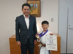 岐阜大学教育学部附属小中学校3年生 久保田湊音さんが「第26回全日本少年少女空手道選手権大会」3年男子組手での優勝を報告